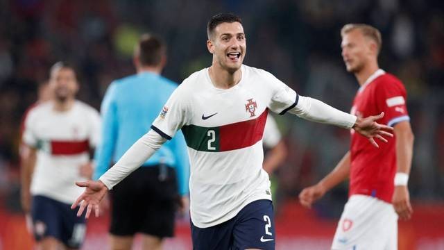Pemain Portugal Diogo Dalot merayakan gol ketiga mereka saat hadapi Republik Ceko di Eden Arena, Praha, Republik Ceko, Sabtu (24/9/2022). Foto: David W Cerny/REUTERS