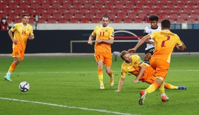 Pemain Jerman Karim Adeyemi mencetak gol ke gawang Armenia saat kualifikasi Piala Dunia di Mercedes-Benz Arena, Stuttgart, Jerman. Foto: Kai Pfaffenbach/Reuters