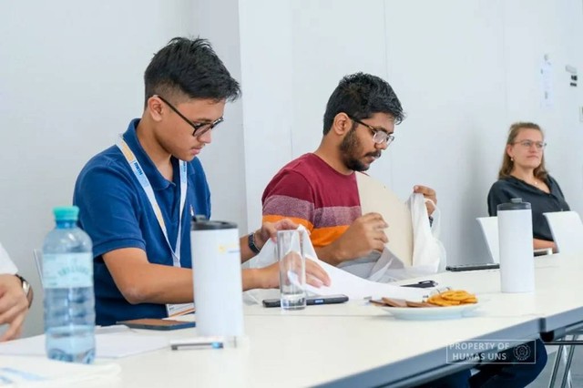 Mahasiswa UNS yang belajar di kampus BJ Habibie. Foto: UNS