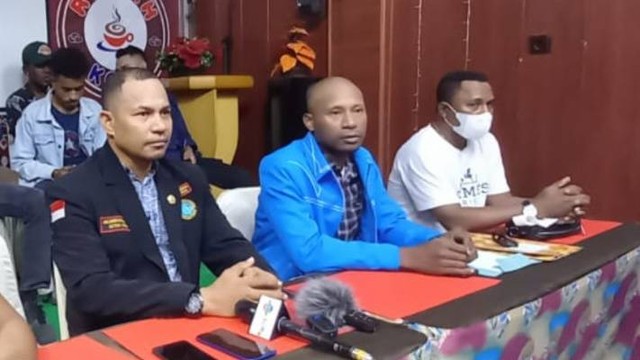 Sekretaris DPD II Komite Nasional Pemuda Indonesia (KNPI) Papua, Michael Marselinus Sineri (jas biru) saat keterangan pers dengan wartawan di Jayapura. (BumiPapua.com/Katharina)