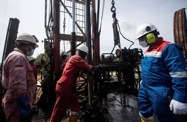 Pekerja sektor hulu migas tengah melakukan perawatan salah satu sumur minyak di lapangan minyak Duri yang dikelola PT Pertamina Hulu Rokan. Foto: Nova Wahyudi/Antara Foto 