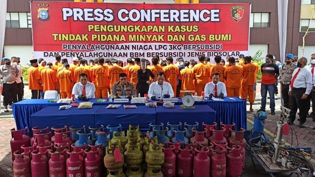 Kabid Humas Polda Riau, Kombes Pol Sunarto, didampingi Direktur Kriminal Umum Polda Riau, Kombes Ferry Irawan, mengungkapkan kasus penyalahgunaan gas elpiji bersubsidi di Pekanbaru (DEFRI CANDRA/SELASAR RIAU)