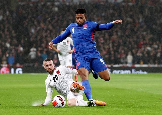 Pemain Inggris Reece James beraksi dengan pemain Albania Lorenc Trashi di Stadion Wembley, London, Inggris, Jumat (12/11). Foto: Hannah McKay/REUTERS