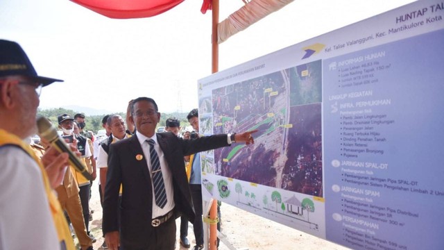 Gubernur Sulteng Rusdy Mastura saat menunjuk denah lokasi rencana pembangunan 559 unit huntap di kawasan Talise, Kota Palu, Sulawesi Tengah, Senin (26/9). Foto: Pemprov Sulteng