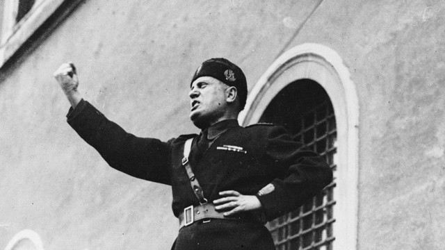 Benito Mussolini saat memberikan pidato. Foto: Fox Photos/Getty Images