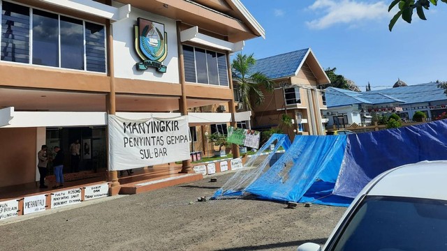 Massa mendirikan tenda di halaman kantor Bupati Majene sebagai bentuk protes atas bantuan bagi penyinta gempa yang belum disalurkan. Foto: Dok. Polres Majene