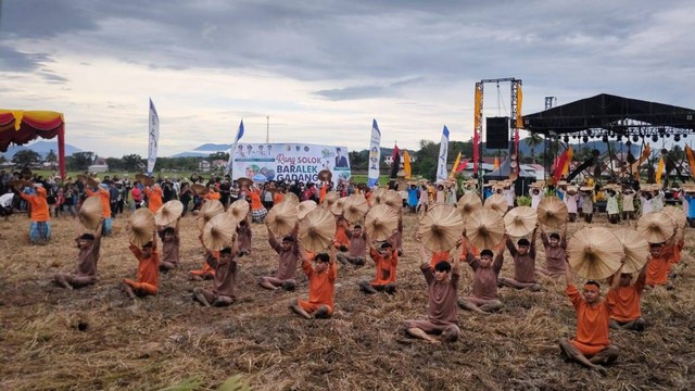 Salah satu rangkaian acara festival Rang Solok Baralek Gadang, di Sawah Solok Sumatera Barat, Jumat (23/9/2022). Dokumentasi: Diskominfotik Sumbar