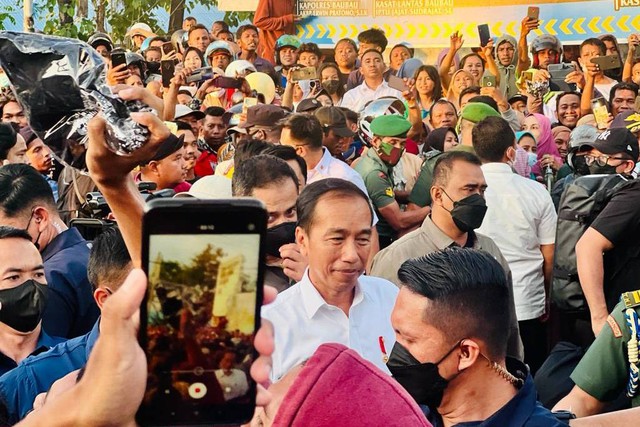 Presiden Jokowi di Kota Baubau, Senin (26/9). Foto: Dok. Laily Rachev - Biro Pers Sekretariat Presiden