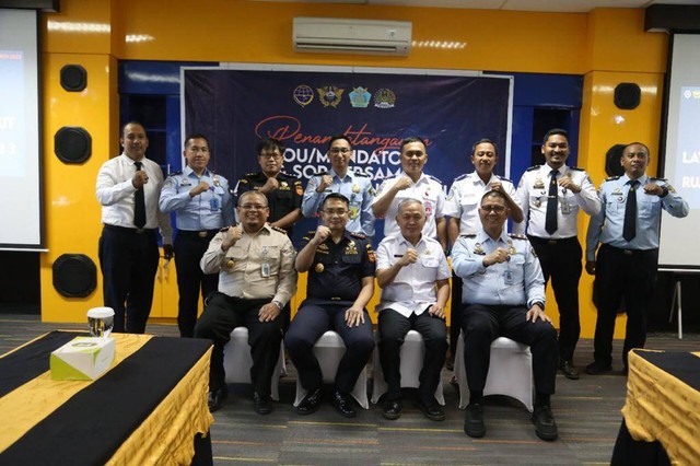 Foto bersama pasca kegiatan penandatanganan MoU Penerapan SSm Pengangkut/Humas Imigrasi Semarang