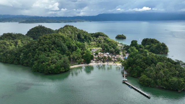 Deputi IV Bidang Intelijen Ekonomi BIN, Gde Made Kartikajaya bersama Papua Muda Inspiratif (PMI) mengunjungi desa wisata di Kampung Patimburak dan Kampung Ugar, Distrik Kokas, Kab. Fakfak, Papua Barat, Senin (26/9). Foto: Dok. Istimewa