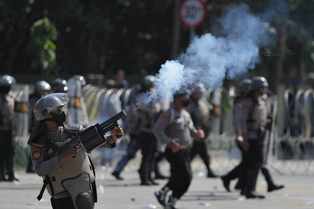 Polisi menembakkan gas air mata ke arah mahasiswa saat unjuk rasa mengenang kematian dua mahasiswa di Kendari, Sulawesi Tenggara, Senin (26/9/2022).  Foto: Jojon/ANTARA FOTO