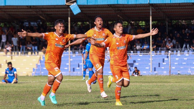 Perda Rahman (depan) melakukan selebrasi bersama rekan setimnya usai mencetak gol dalam laga Liga 2 antara Persiraja Banda Aceh vs PSPS Riau di Stadion H Dimurthala, Senin (26/9) sore. Foto: Suparta/acehkini