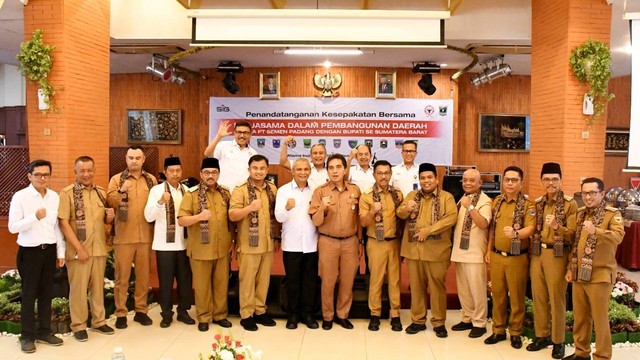 MoU PT Semen Padang dengan 11 bupati di Sumatera Barat, Senin (26/9/2022). Dokumentasi: APKASI