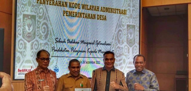 Keterangan foto: Bupati Sikka, Fransiskus Roberto Diogo menerima kode wilayah admistrasi Pemerintahan Desa. Sumber foto:istimewa.