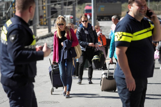 Warga dari Rusia setelah melintasi perbatasan ke Georgia di stasiun Zemo Larsi/Verkhny Lars, Georgia. Foto: Irakli Gedenidze/REUTERS 