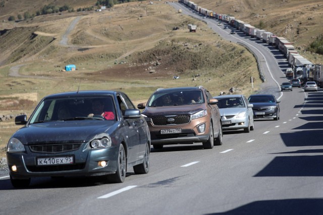 Kendaraan dari Rusia setelah melintasi perbatasan ke Georgia di stasiun Zemo Larsi/Verkhny Lars, Georgia. Foto: Irakli Gedenidze/REUTERS 