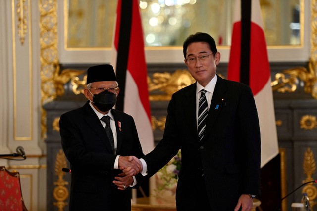 Wapres Ma'ruf Amin (kiri) berjabat tangan dengan Perdana Menteri Jepang Kishida Fumio saat kunjungan kehormatan di Istana Akasaka, Tokyo, Jepang, Senin (26/9/2022).  Foto: David Mareuil/Pool via REUTERS