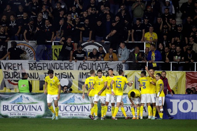 Selebrasi pemain Rumania usai mencetak gol ke gawang Bosnia & Herzegovina pada pertandingan Grup G UEFA Nations League di Stadionul Rapid-Glulesti, Bucharest, Rumania. Foto: Octav Ganea/via REUTERS
