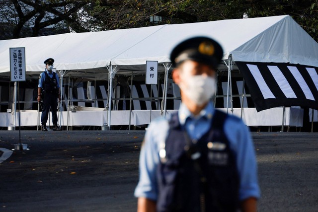 Petugas polisi di Tokyo, Jepang. Foto: Issei Kato/REUTERS