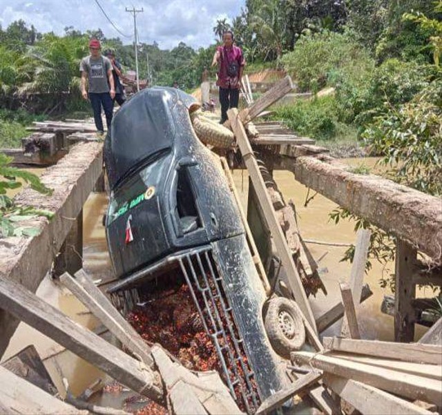 Jembatan Desa Angkanyar, Kecamatan Kuala Behe, Kabupaten Landak, Kalbar, ambruk. Foto: Dok. Hi!Pontianak