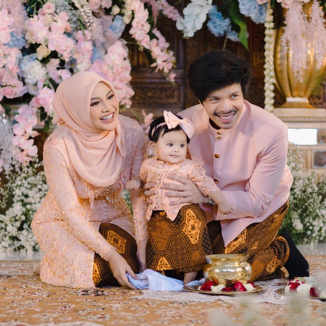 Tedak Siten putri pertama Aurel Hermansyah dan Atta Halilintar. Foto: Instagram/@attahalilintar