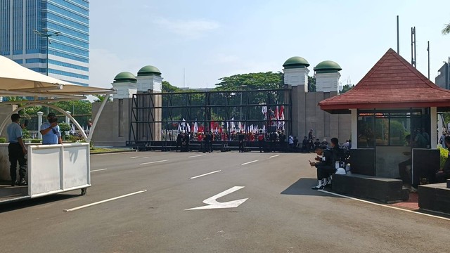 Kondisi gerbang mobil depan DPR RI. Foto: Zamachsyari/kumparan