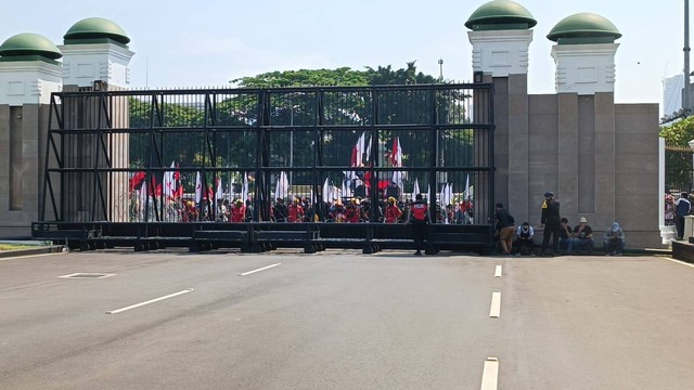 Kondisi gerbang mobil depan DPR RI. Foto: Zamachsyari/kumparan