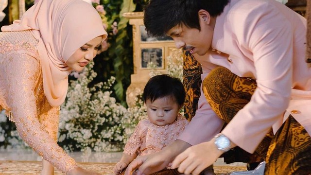 Tedak Siten putri pertama Aurel Hermansyah dan Atta. Foto: Instagram/@attahalilintar