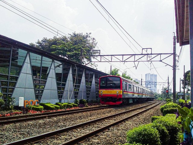 Tampak commuter line Jakarta Kota - Nambo memasuki Stasiun Pondok Cina. Foto: Lutfi Sheykal