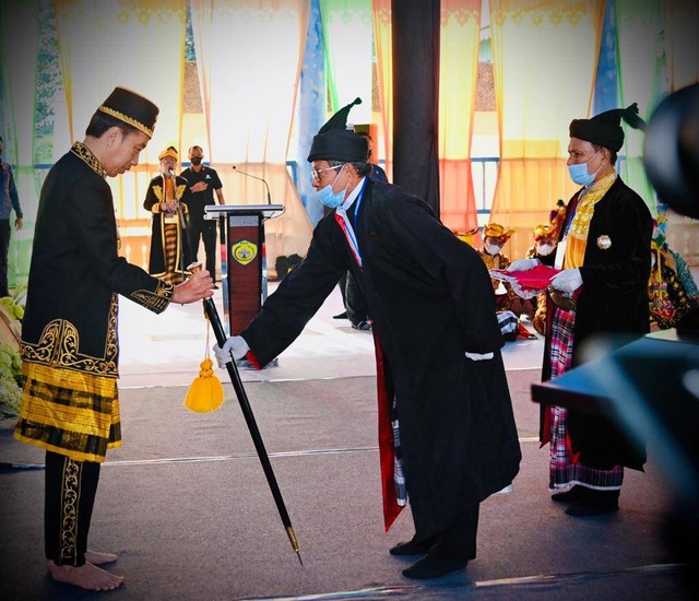 Presiden Joko Widodo dianugerahi gelar kesultanan Buton. Foto: Laily Rachev - Biro Pers Sekretariat Presiden