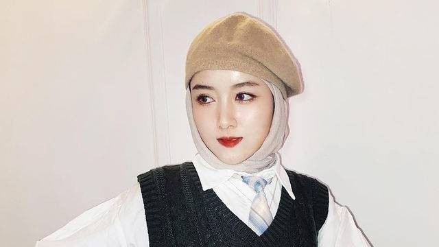 Gaya outfit hijab pakai topi beret. Foto: Instagram.com/monicasahr