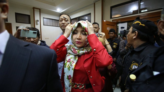 Roro Fitria hadir dalam sidang perceraian di Pengadilan Agama Jakarta Selatan, Jakarta, Selasa (27/9/2022). Foto: Agus Apriyanto