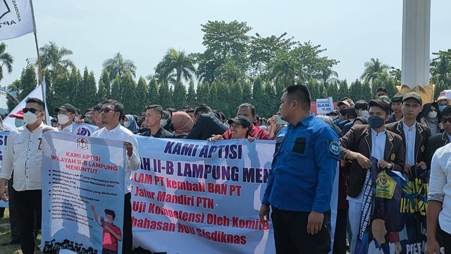 Ratusan Dosen dan Mahasiswa Swasta Demo di Kantor Gubernur Lampung. | Foto: Sinta Yuliana/Lampung Geh