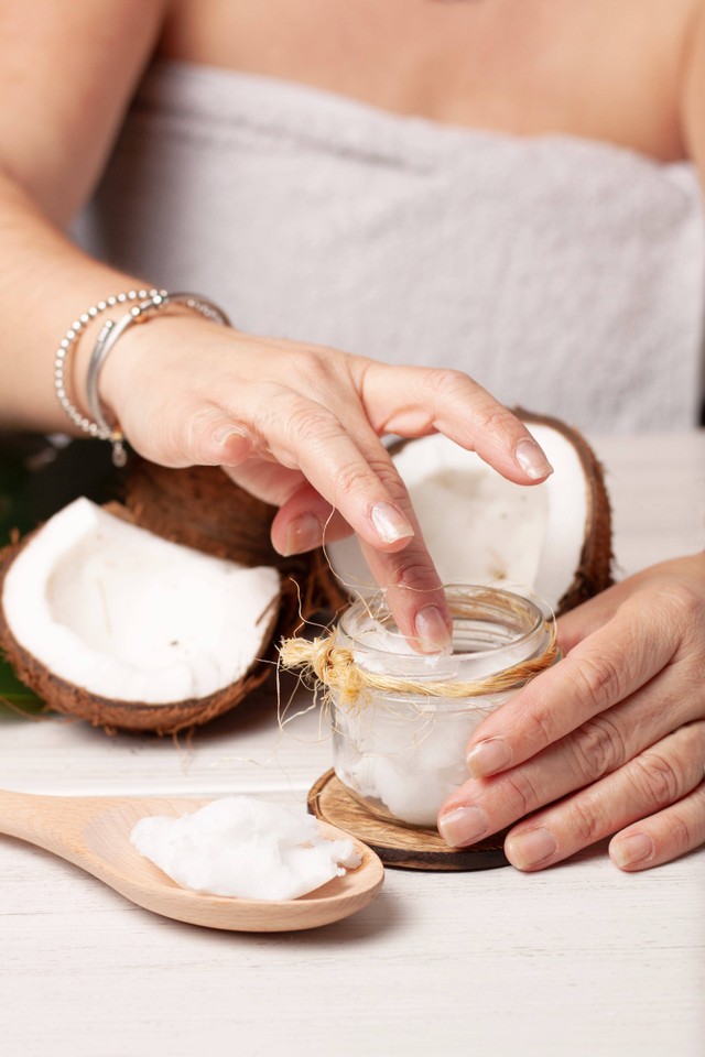 Manfaat minyak kelapa untuk perawatan kulit. Foto: Miguel Angel Gomez Ramos/Shutterstock