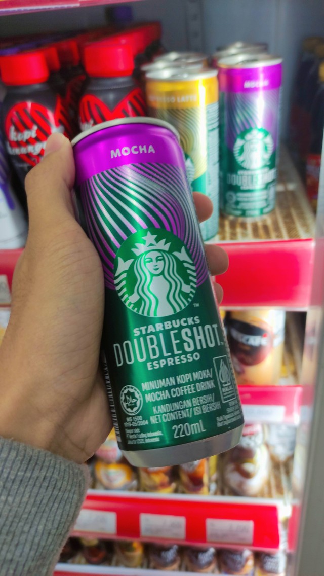 Starbucks kemasan kaleng varian doubleshot rasa mocha di minimarket. Foto: Riad Nur Hikmah/kumparan