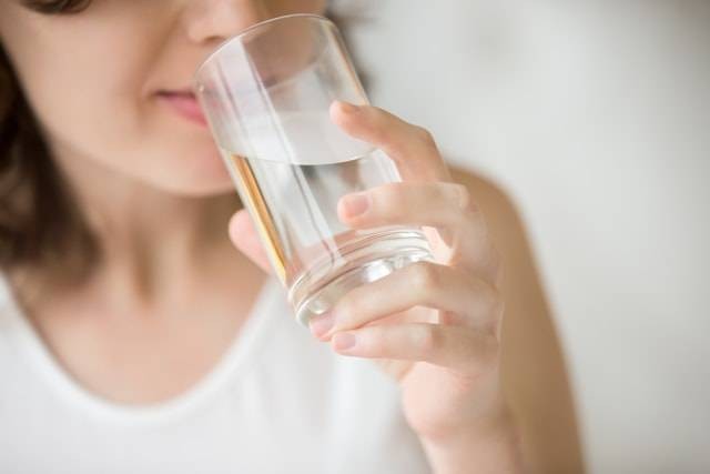 com-Ilustrasi minum air putih Foto: Shutterstock