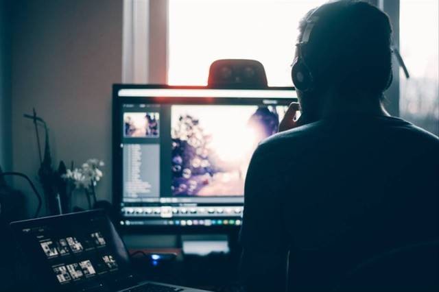 Ilustrasi cara menhilangkan tulisan di video. Foto: Unsplash.