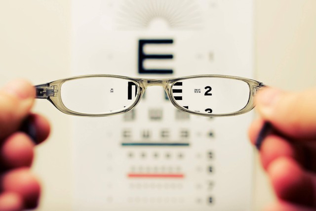 Ilustrasi kondisi penglihatan pada mata minus di mana mata dapat melihat objek jauh dengan jelas menggunakan lensa kacamata yang tepat. Foto: Unsplash