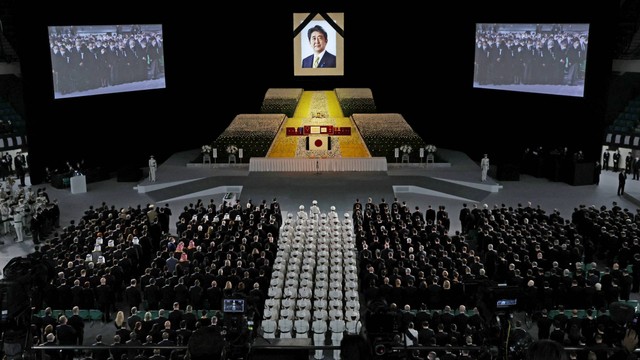 Suasana upacara pemakaman kenegaraan mantan Perdama Menteri Jepang Shinzo Abe di Nippon Budokan Hall di Tokyo, Jepang, Selasa (27/9/2022). Foto: Takashi Aoyama/Pool via REUTERS