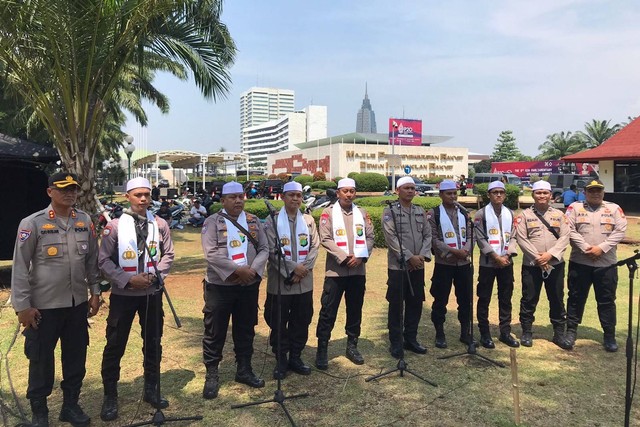 Pasukan Basmallah dikerahkan untuk mengkawal demo di Gedung DPR/MRI, Selasa (27/9). Foto: Ananta Erlangga/kumparan