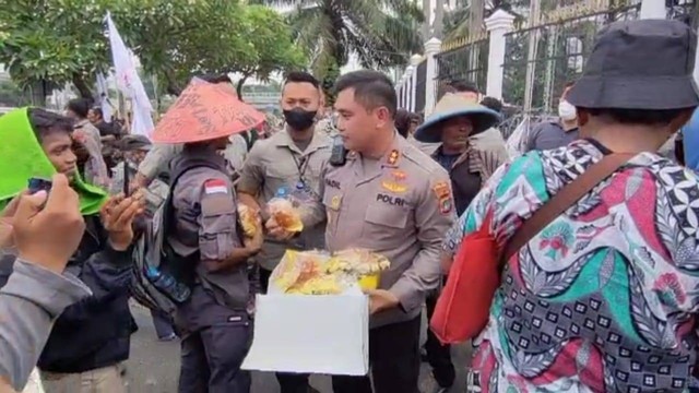 Kapolda Metro Jaya Irjen Fadil Imran berikan makanan ke pendemo di depan Gedung DPR/MPR, Jakarta, Selasa (27/9/2022). Foto: Dok. Istimewa