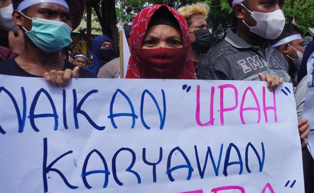 Elen Hunggulia (29), saat melakukan demonstrasi di depan pabrik PT. Royal Coconut Gorontalo, Kamis (21 Oktober 2021). Dia adalah buruh sekaligus warga yang terdampak polusi pabrik. Foto: Franco Bravo Dengo/kumparanPLUS