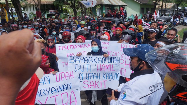 Ratusan buruh melakukan demonstrasi di depan gerbang PT. Royal Coconut Gorontalo, Kamis (21/10/2021). Foto: Franco Bravo Dengo/kumparanPLUS