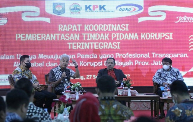 Gubernur Ganjar Pranowo menghadiri acara Rapat Koordinasi Pemberantasan Tindak Korupsi Terintegrasi yang dihadiri oleh seluruh bupati/walikota di Jawa Tengah, DPRD, serta perwakilan dari KPK dan BPKP Jateng di Gedung Gradhika Bhakti Praja, Selasa (27/9/2022). Foto: istimewa