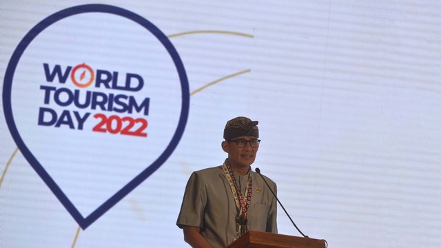 Menteri Pariwisata dan Ekonomi Kreatif Sandiaga Salahuddin Uno menyampaikan sambutan saat peringatan World Tourism Day di Nusa Dua, Badung, Bali, Selasa (27/9/2022). Foto: ANTARA FOTO/Fikri Yusuf
