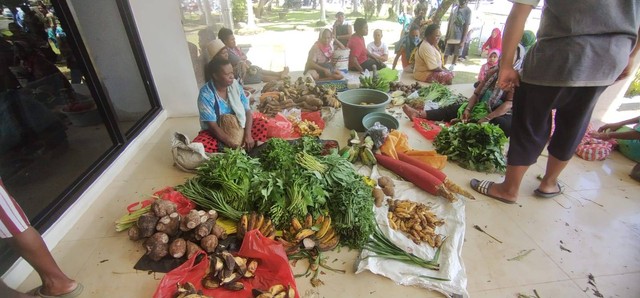 Tampak mama papua melakukan aksi protes dengan menaruh barang dagangannya berupa sayur dan ikan di lobby dan teras Kantor Walikota Sorong, Selasa (27/9), foto: Yanti/BalleoNEWS