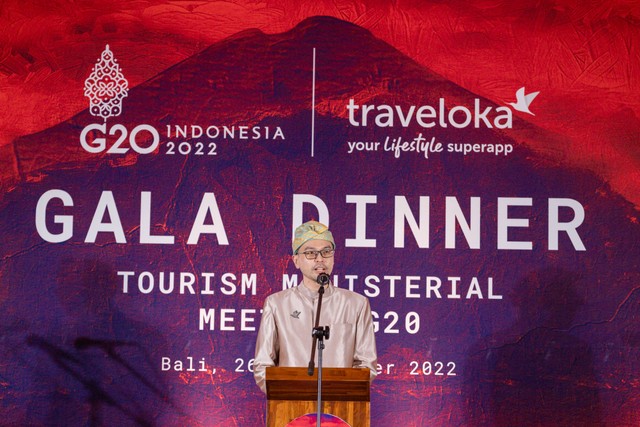 Albert, Co – Founder Traveloka memberikan kata sambutan dalam Tourism Ministerial Meeting yang merupakan bagian dari rangkaian kegiatan Tourism Working Group (TWG) di Nusa Dua, Bali. Acara Tourism Ministerial Meeting dihadiri oleh menteri-menteri Pariwisata negara delegasi G20 TWG pada Senin (26/9/2022). Dalam rangka merayakan Hari Pariwisata Dunia pada 27 September 2022, Traveloka menegaskan komitmennya dengan berpartisipasi aktif dalam menyukseskan agenda TWG, yang merupakan bagian dalam presidensi Indonesia di KTT G20. (Dok. Traveloka)