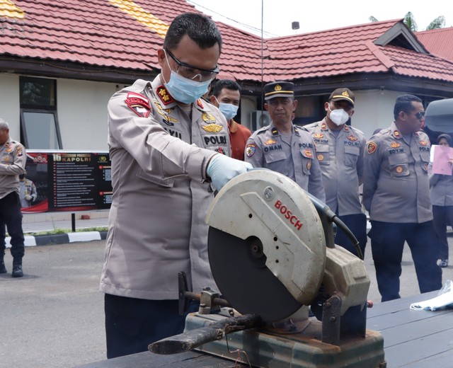Kapolres Bengkayang memusnahkan senjata api rakitan. Foto: Dok. Polres Bengkayang