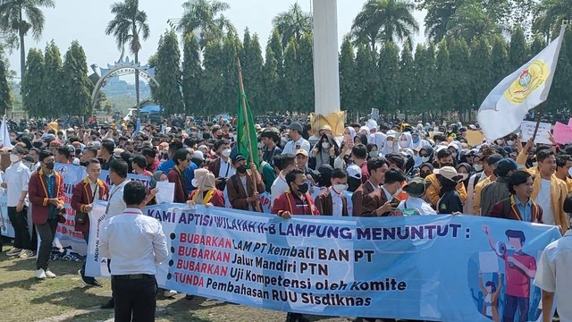 Ratusan Dosen dan Mahasiswa Demo di Kantor Gubernur Lampung. | Foto: Sinta Yuliana/Lampung Geh