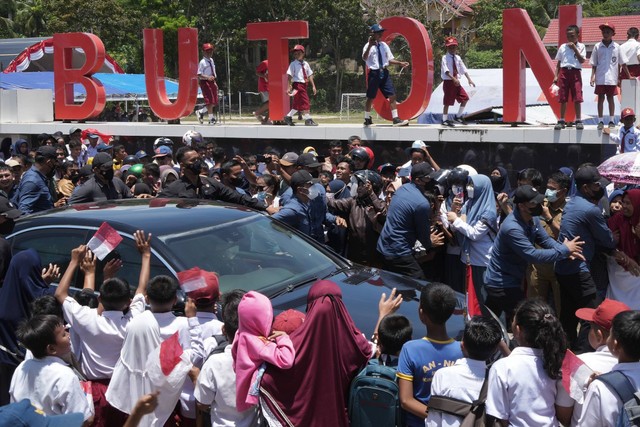 Warga mendekati mobil yang membawa Presiden Joko Widodo saat kunjungan kerja di Kecamatan Pasarwajo, Kabupaten Buton, Sulawesi Tenggara, Selasa (27/9/2022). Foto: Jojon/Antara Foto